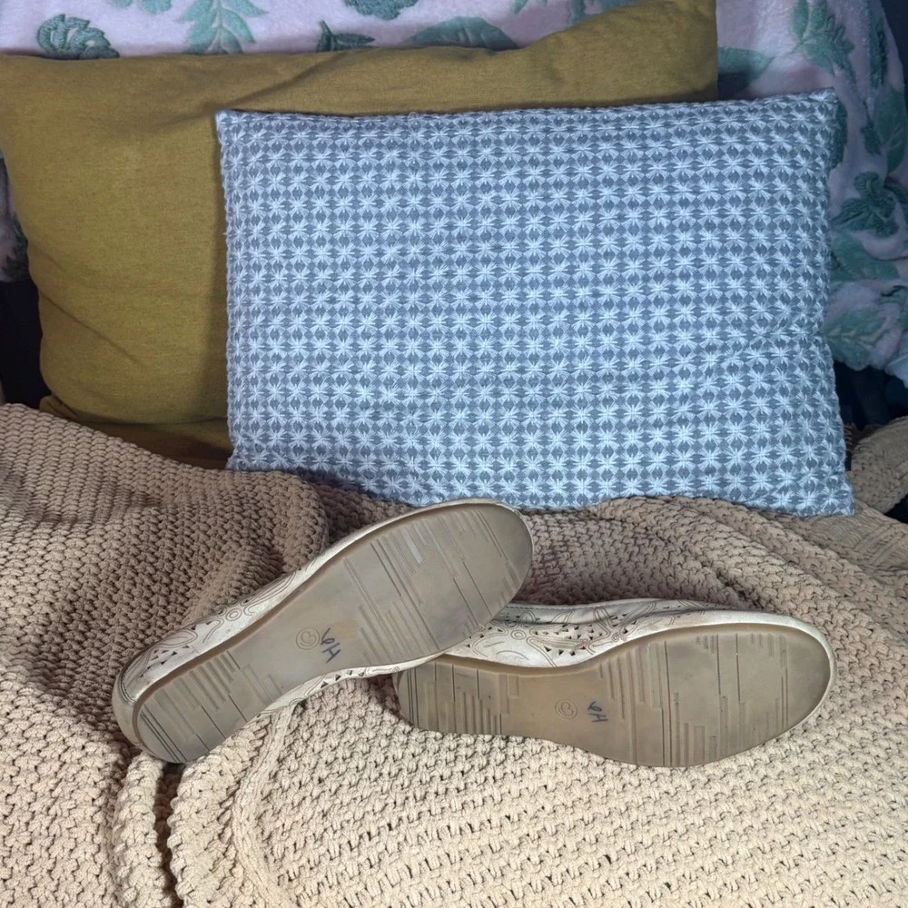 Baretraps Beige Cutout Ballet Flats Women's‎ 7M Memory Foam Comfort Shoes